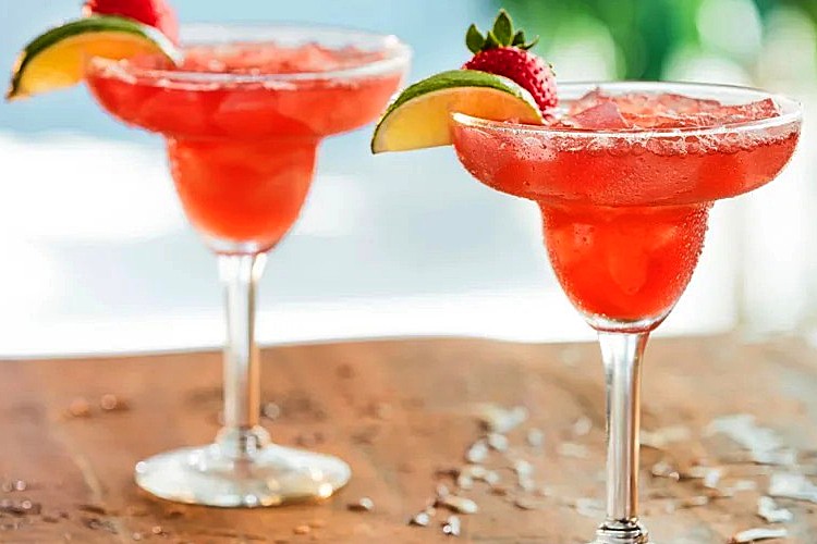 Полунична Маргарита (Strawberry Margarita): класичний рецепт, склад і пропорції коктейлю