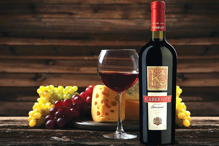 Вино Каберне Совіньон (Cabernet Sauvignon): вино червоне сухе, Напівсолодке, Напівсухе, аромат, смак, колір, географія