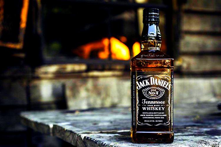 Віскі Джек Деніелс (Jack Daniels): скільки коштує і як пити правильно, які марки вибрати