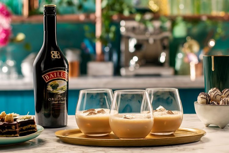 З чим п'ють Бейліс( Baileys): правила подачі, закуска, поєднання в коктейлях