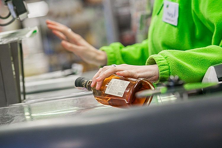 До скількох продають алкоголь в Україні: годинник продажу алкоголю в Києві, в Одесі та інших областях